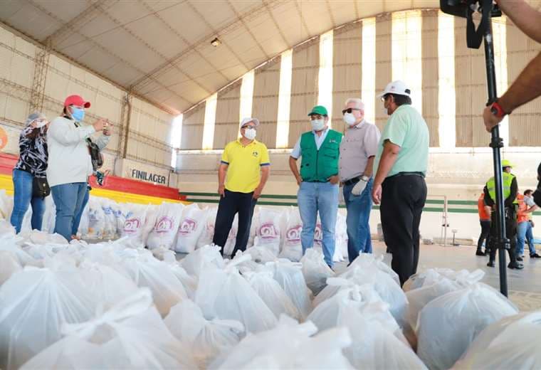 El gobernador Rubén Costas entregó alimentos a Montero. Foto: Gobernación
