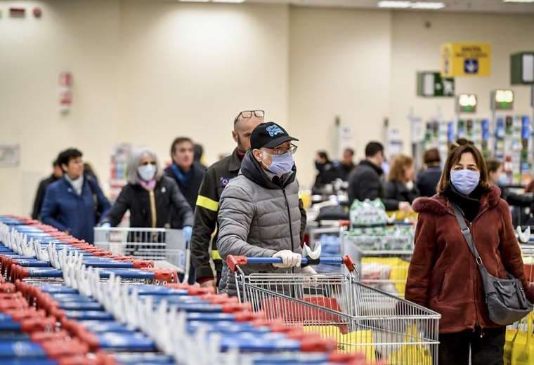 Empleados de los supermercados están en la primera línea 