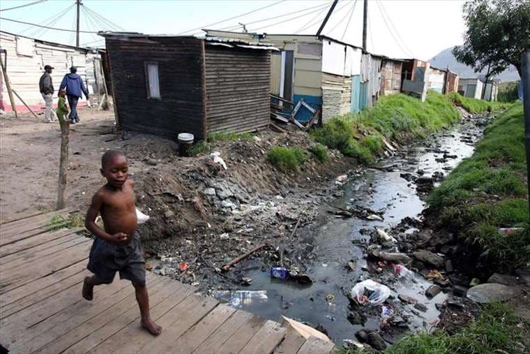 En los barrios marginales de Sudáfrica, un confinamiento totalmente ilusorio