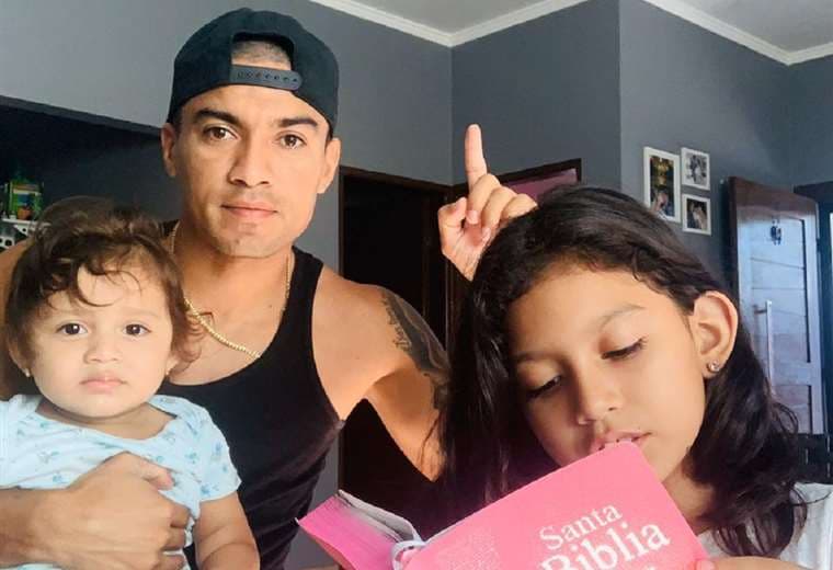 Alcides Peña con sus hijas. La mayor, Kiara, gusta de leer la Biblia. Foto: Alcides Peña 