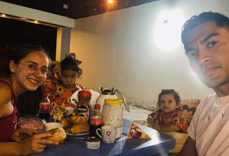 La familia completa compartiendo una comida. Viven en Cotoca. Foto: Alcides Peña