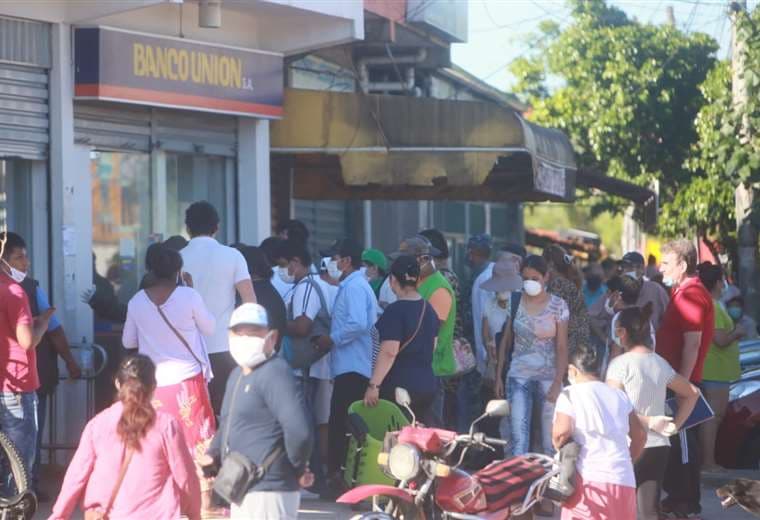 Largas filas se dieron en las puertas de las agencias del Banco Unión. (Foto: Ricardo Montero)