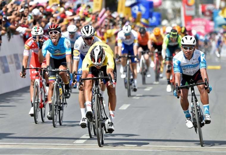 El colombiano Juan Sebastian Molano (c) compite en la tercera etapa del Tour Colombia 2.1. Foto: AFP