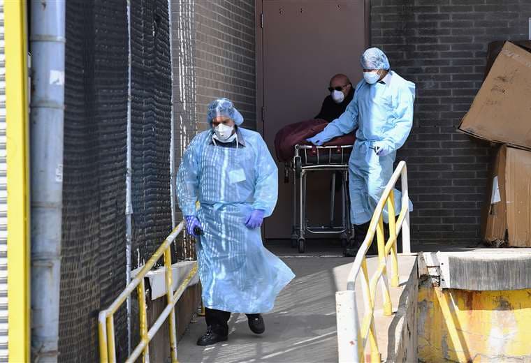 Paramédicos retiran un muerto por coronavirus del Centro Médico de Wyckoff de Nueva York. Foto AFP