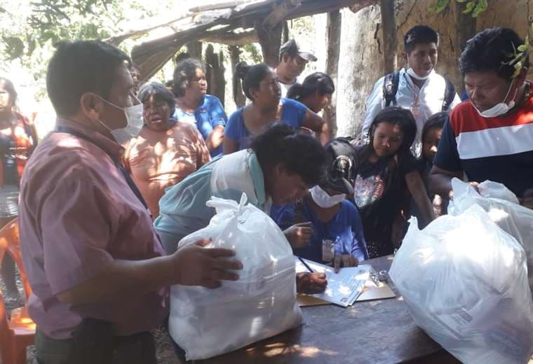 Hoy, el municipio entregó un poco de alimento a ayoreos de Poza Verde y Cupesí