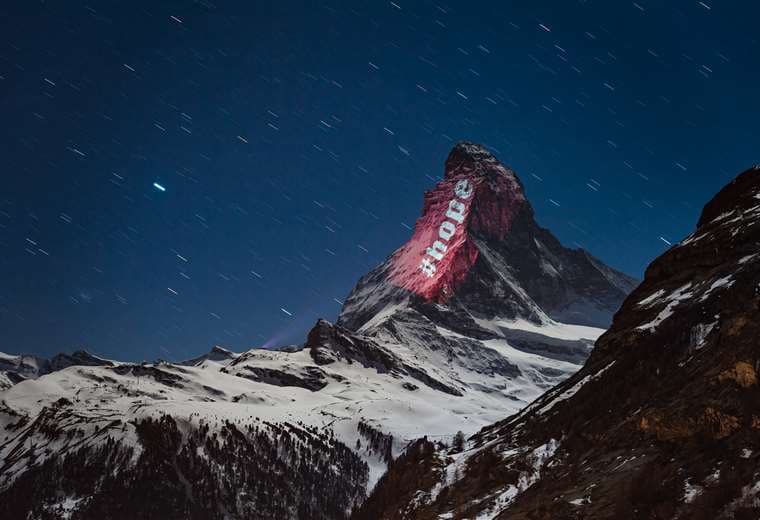 El Cervino iluminado en Suiza. Foto AFP