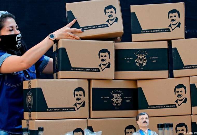 Cajas con alimentos y artículos de higiene con la imagen del Chapo Guzmán. Foto AFP