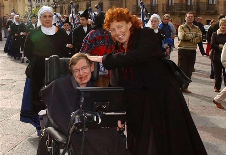 La familia de Stephen Hawking dona su respirador a un hospital