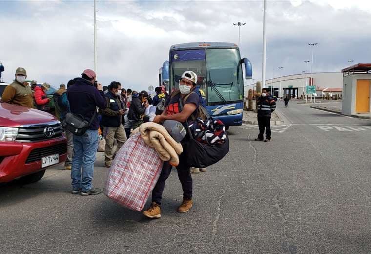 Cientos de bolivianos decidieron retornar al país de Chile por la emergencia sanitaria por coronavirus en ese país. Foto: APG