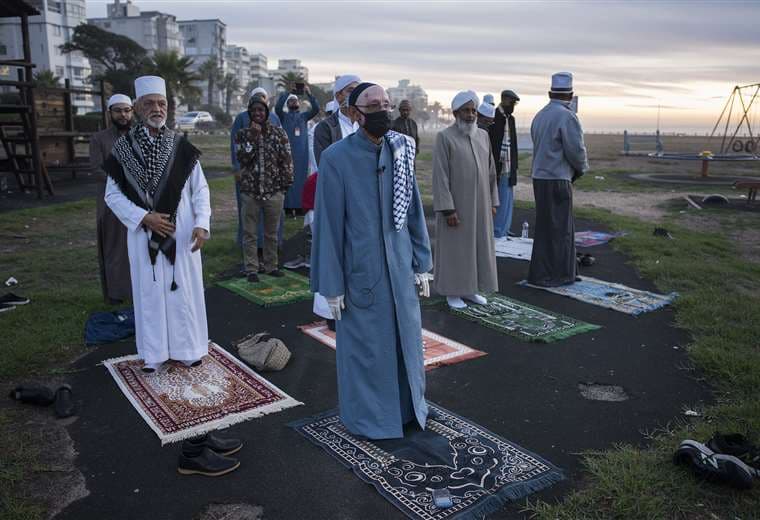 Un grupo de clérigos musulmanes al inicio del mes del Ramadán en Ciudad del Cabo. Foto AFP