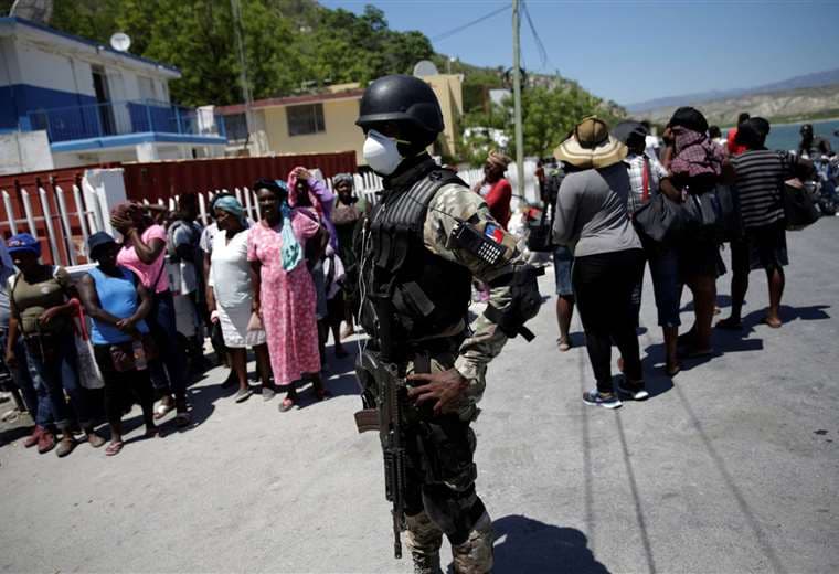 Un policía controla en un mercado de Puerto Príncipe. Foto AFP