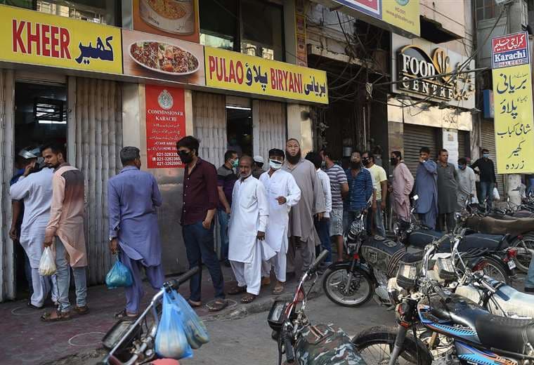 Muchos paquistaniés salieron a las calles sin barbijos y no respetaron la distancia social dispuesta por el Gobierno. /Foto: AFP 