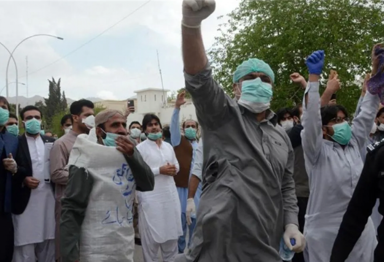 Médicos de Pakistán están en huelga de hambre por falta de protección frente a coronavirus