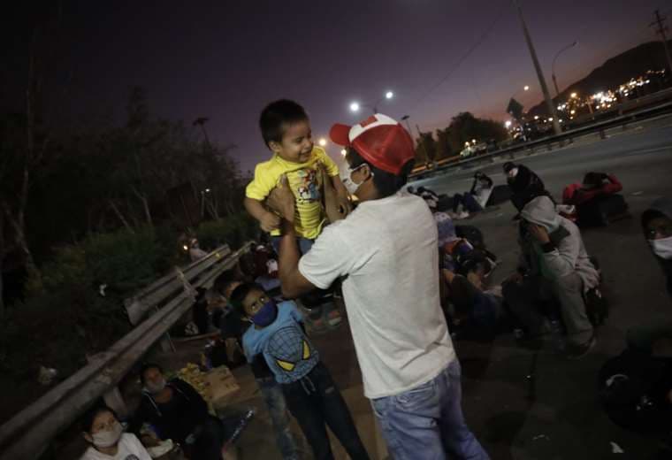 Familias acampan afuera de la base aérea de Lima para volver a sus pueblos