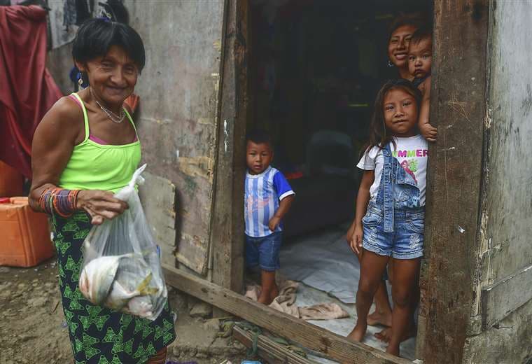 Indígenas reciben los donativos de los pescadores. Foto AFP