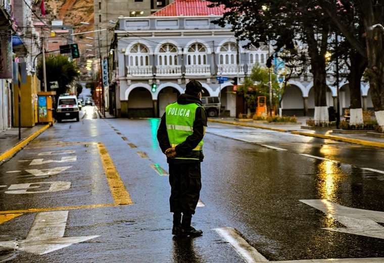 Un policía cumple su servicio de resguardar las calles de la ciudad de Oruro, durante la cuarentena. Fotos: Emilio Huáscar Castillo
