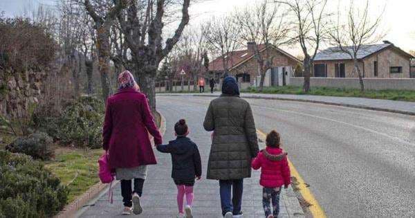 Tras seis semanas de encierro, los niños españoles salen a pasear y a tomar aire