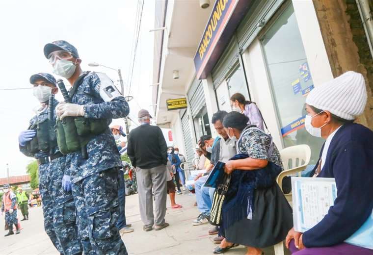 Las autoridades de salud piden evitar aglomeraciones en las afueras de las entidades financieras. Foto: Jorge Uechi