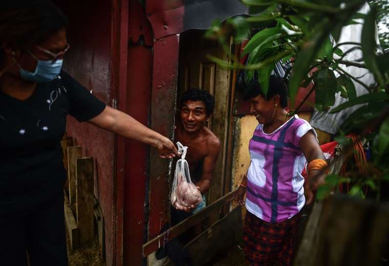 Entrega de ayuda humanitaria en un barrio marginal de la Ciudad de Panamá. Foto de AFP