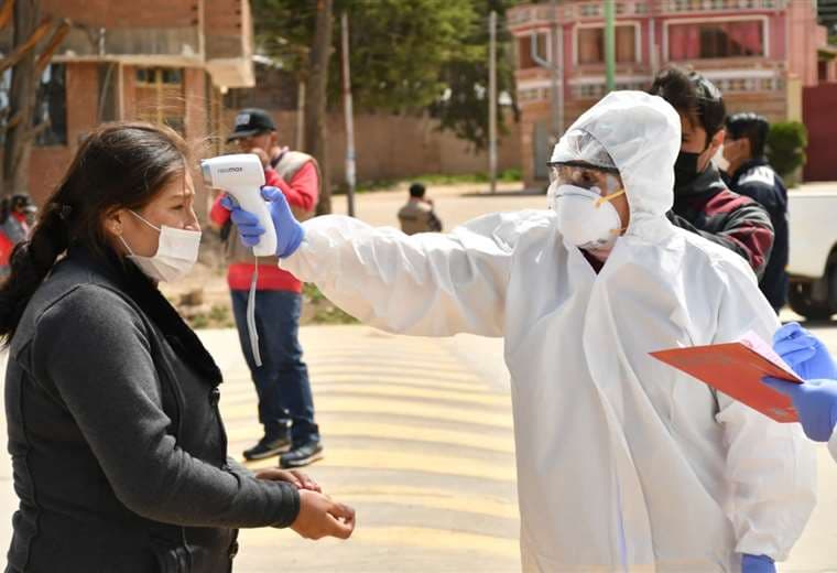 Imagen tomada en la ciudad de Oruro, control de coronavirus a una persona | Foto: EL DEBER