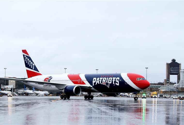 El avión del equipo New England Patriots llega a Boston desde China trayendo ayuda contra el coronavirus. Foto AFP