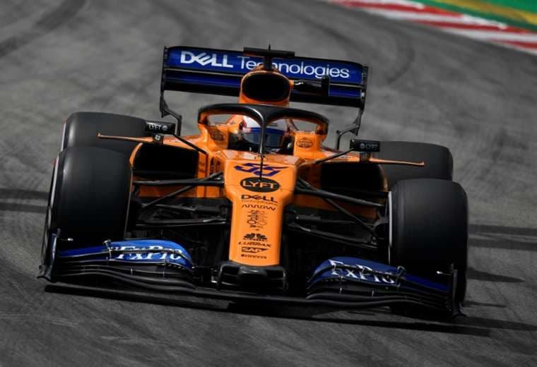 Carlos Sainz Jr, que verá reducido su salario, al mando del coche McLaren. Foto: AFP