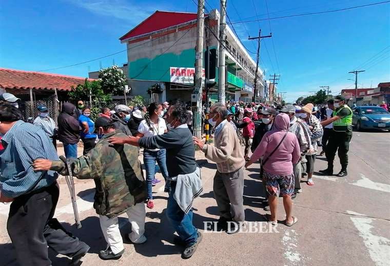 En el banco Unión del Plan Tres Mil se observó una gran cantidad de personas haciendo fila para cobrar. Foto. Hernán Virgo