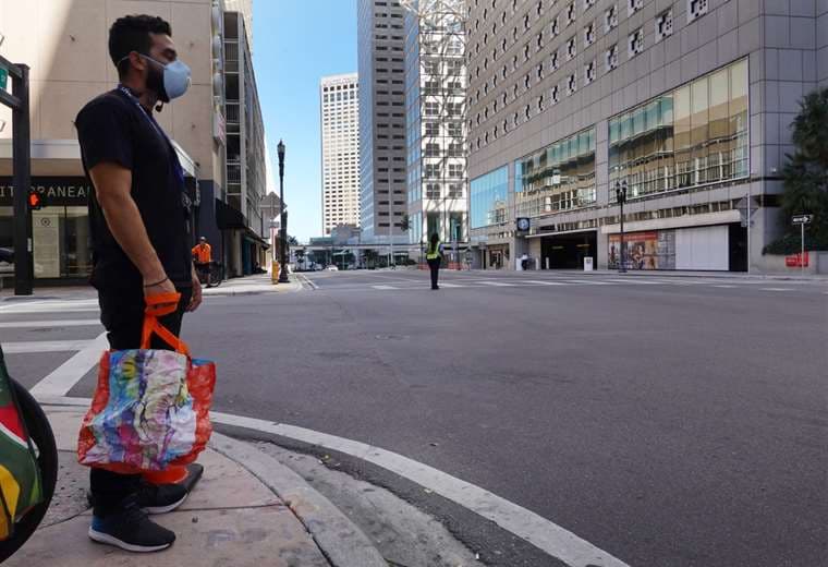 En Miami la cuarentena obligó el cierre de hoteles, por lo que los bolivianos buscan dónde pasar los días hasta que retornen. Foto: AFP