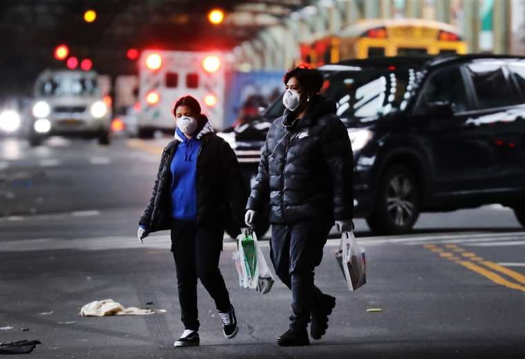 Dos personas cruzan una calle de la sección Borough Park de Brooklyn de Nueva York. Foto AFP