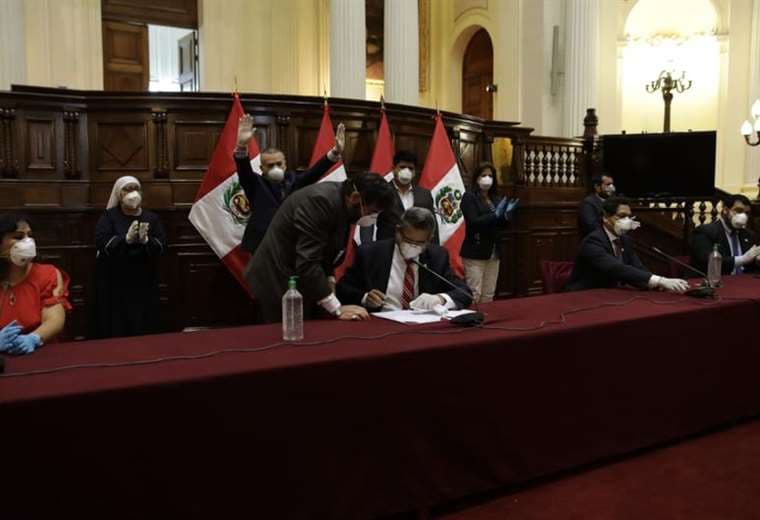 El titular del Congreso firma la ley. Foto Perú21