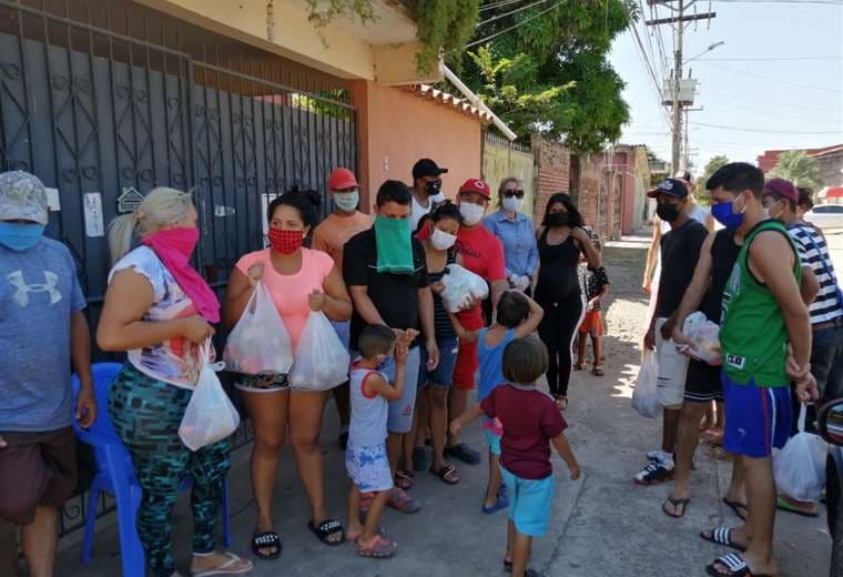 Entrega de alimentos a venezolanos en apuros