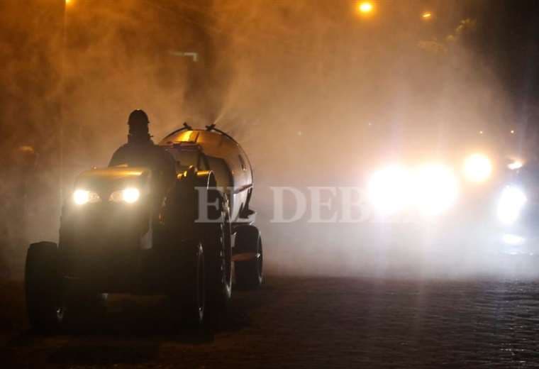 La Gobernación y la Alcaldía empezaron a fumigar en la ciudad de Santa Cruz. Foto Jorge Ibáñez 