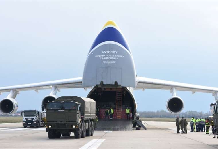 Personal militar eslovaco procede a vaciar un avión procedente de china con material médico. Foto: AFP / Yahoo