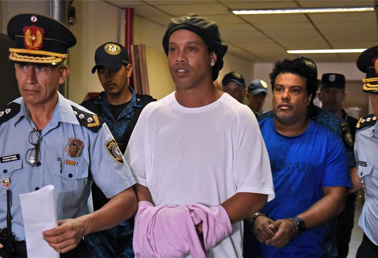 Ronaldinho cuando era conducido a prisión