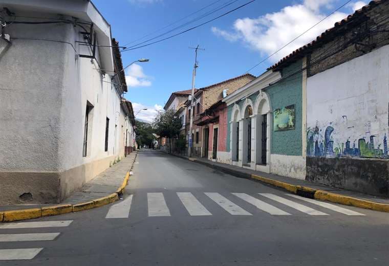 Varias calles lucen desiertas en el país. En la imagen, la calle Virginio Lema en Tarija.