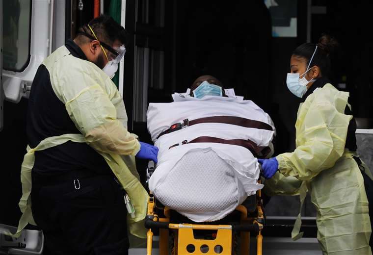 Personal paramédico retira un muerto del hospital Monte SinaÍ de Nueva York, ahora epicentro de la pandemia. Foto AFP