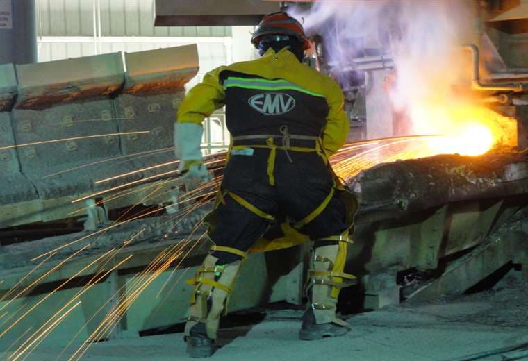 Un trabajador en el interior de la empresa metalúrgica /FOTO: Vinto