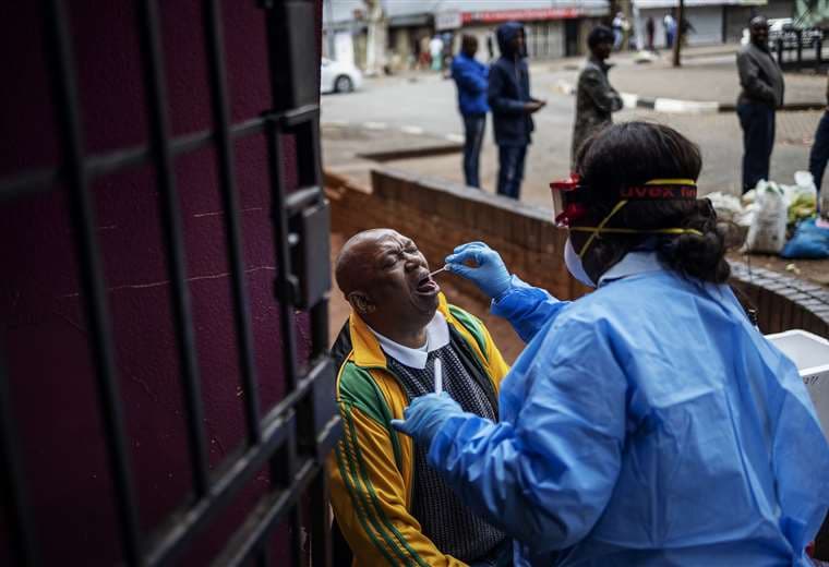 Las brigadas están en los barrios de Johanesburgo. Foto AFP
