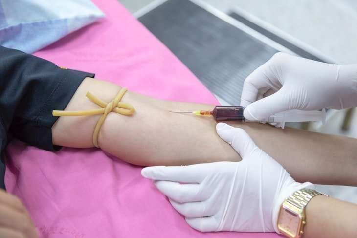 Un alcalde italiano impulsa controvertidas pruebas de sangre contra el coronavirus