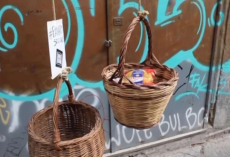 De los balcones de Nápoles suben y bajan las cestas de la solidaridad