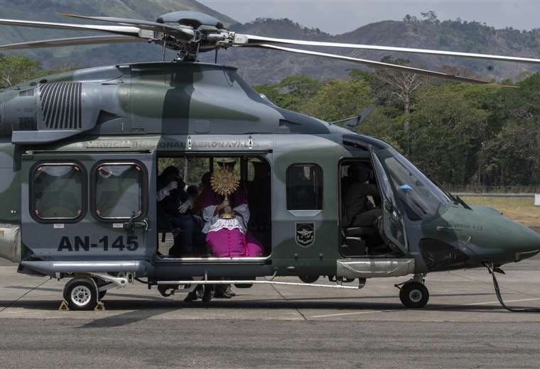 El arzobispo en el helicóptero desde donde bendijo luego a la población. Foto AFP