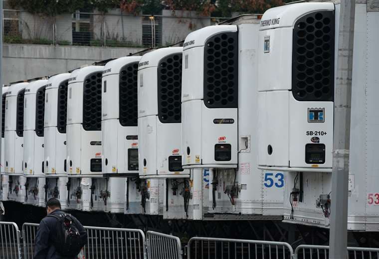 Los camiones de refrigeración que se utilizan como depósito de cadáveres temporales se estacionan afuera del Hospital Bellevue en Nueva York. Foto AFP