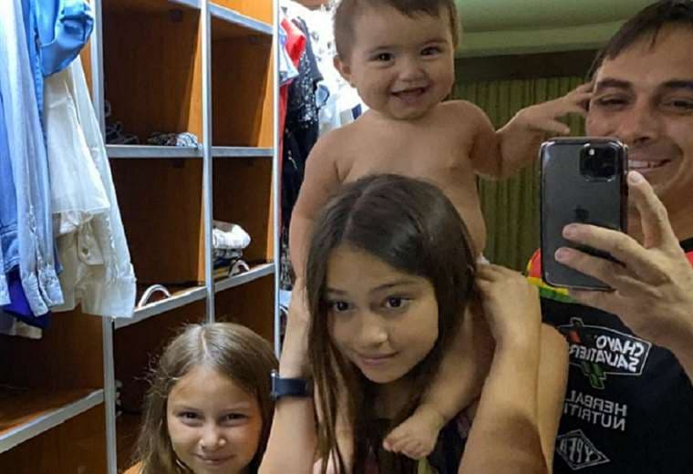 Chavo Salvatierra disfruta con sus tres hijas en casa. Foto: Chavo Salvatierra