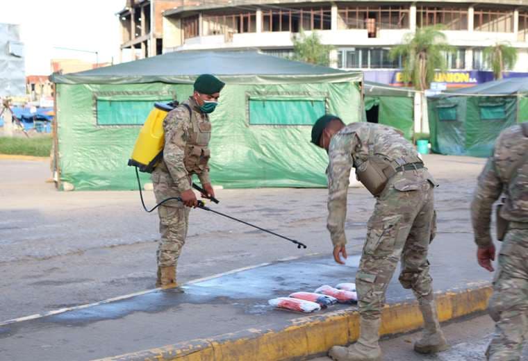 El Ejército apoya en las tareas de desinfección Foto: Juan Carlos Fernández