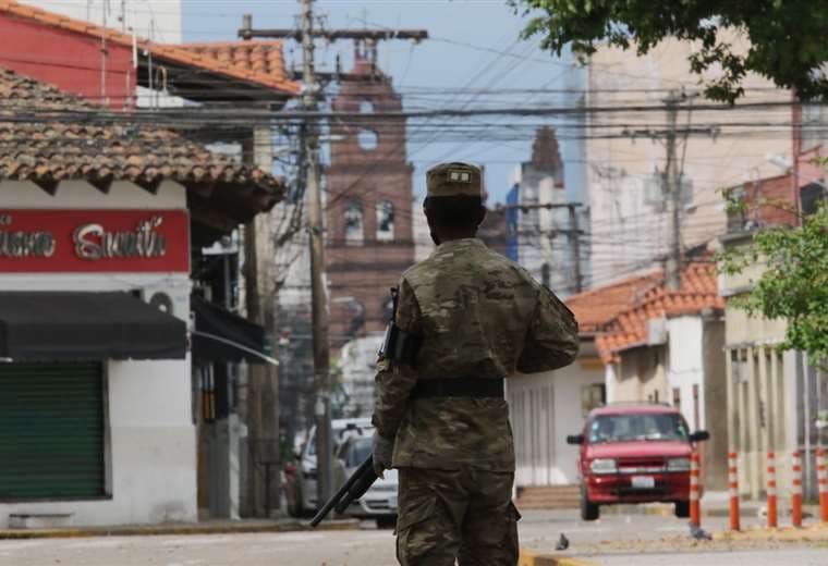Militares controlan que la cuarentena se cumpla Foto: Jorge Ibáñez