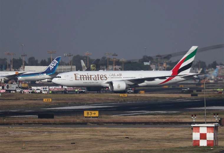 Emirates, la mayor compañía de Oriente Medio, efectuó un vuelo a Londres el domingo por la noche, y otro a Fráncfort hoy