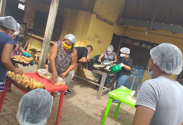 Vecinas solidarias del barrio Ferbo mientras elaboran los panes para entregar gratuitamente