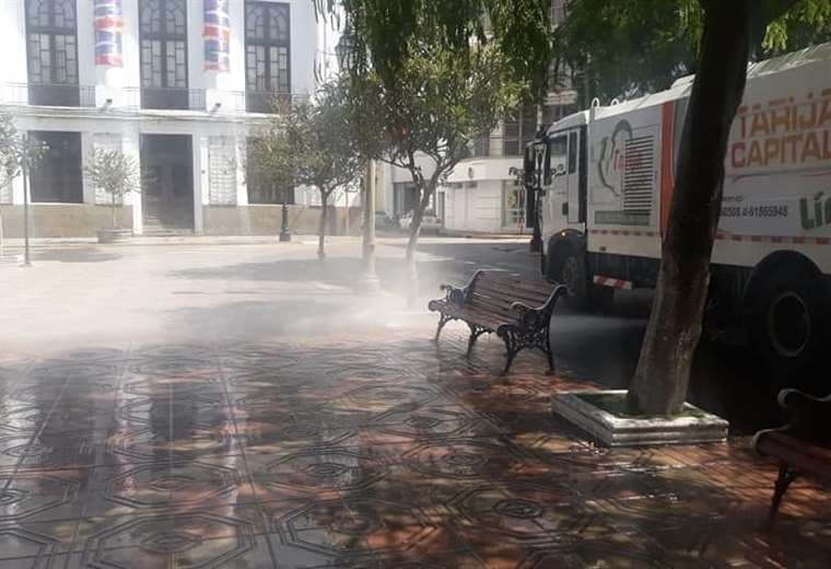 Las calles tarijeñas fueron desinfectadas por la Alcaldía/FOTO: DAVID MAYGUA