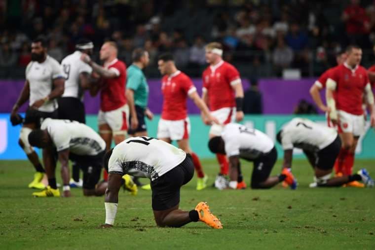 Los jugadores de Fiyi lamentan la derrota ante Gales en la Copa del Mundo de rugby el año pasado en Oita (Japón)