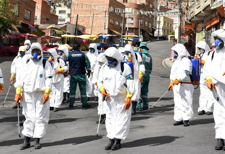 Un grupo de trabajadores desinfectan las calles de la ciudad de La Paz. Foto. APG Noticias 